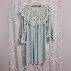 VTG GILEAD brand Elegant Mint Green Lace Trim Nightgown